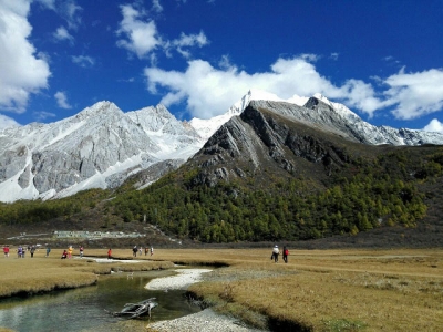 稻城亚丁旅游线路攻略，去看最美洛绒牛场